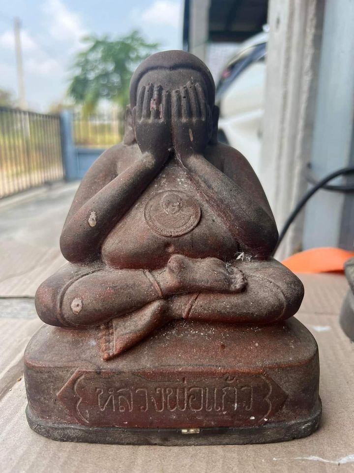Tượng Phật Bịt Mắt