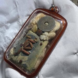 Amulet Túi Cát Tường Mặt Trước Nghiêng Phải