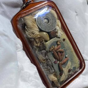 Amulet Túi Cát Tường Mặt Trước Nghiêng Trái